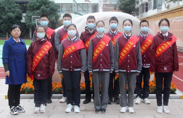 班主任元施艳老师与礼仪队合影 班主任元施艳老师与礼仪队合影